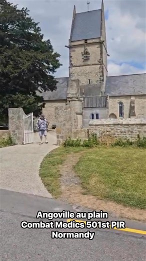 D-Day, Normandië. De medics van het 2nd Combat Medics – 501 PIR landden zonder wapens, maar met pure moed. Onder vuur redden ze levens. Het monument herinnert ons: de grootste helden zijn soms degenen die blijven helpen. 🇬🇧 D-Day, Normandy. The medics of the 2nd Combat Medics – 501 PIR dropped in with no weapons—only courage. Under fire, they saved lives. The monument reminds us: true heroes are the ones who keep saving others. Lest we forget #oorlogsbegraafplaatsen #ww2 #airborne #normandy | 