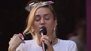 Miley Ray Cyrus, nacida como Destiny Hope Cyrus, es una cantante y actriz estadounidense. Asimismo se dedica a causas humanitarias y al activismo en favor de los derechos del colectivo LGBT. | Videos Musicales Solo En Hd