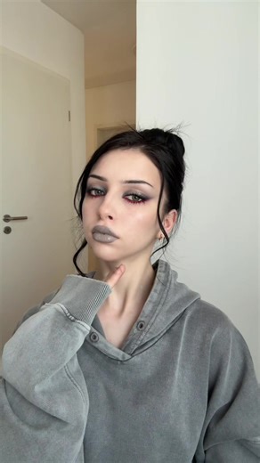 Grey and Red Makeup Tutorial with Kaleidos