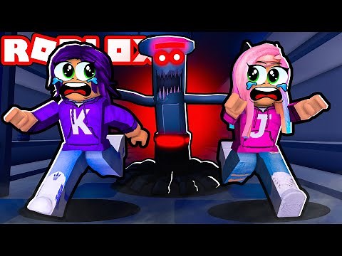 A Store Cleaning Robot Attacked Us! | Roblox: Panik