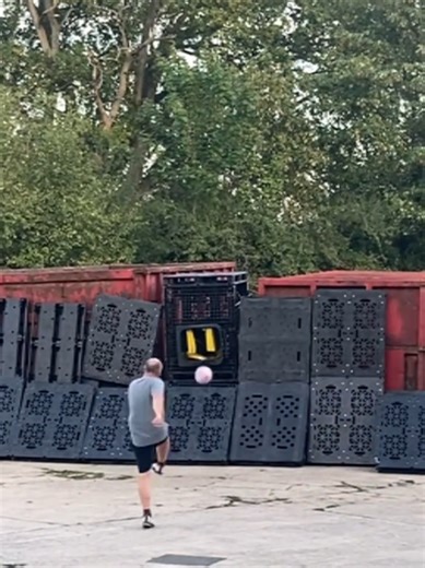 We could have you amazed with special effects and ultra-vivid colours but we are Bingame not science fiction,if you don't like the video close your eyes and enjoy the music 🎻