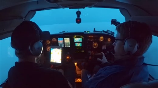 Watch how this aircraft hit icing at night – no warning