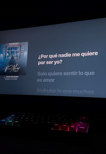 Tonto Perdedor y Letras de Eslabón Armado