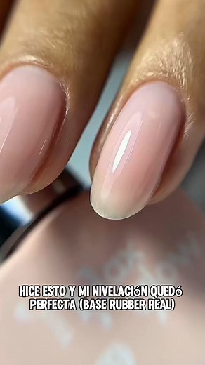 ✨ Hoy te enseño cómo lograr una nivelación perfecta con base rubber, ideal para uñas cortas y sin necesidad de acrílico.Desde la preparación correcta hasta conseguir el blink perfecto, este paso a paso te va a ayudar a que tu base quede lisa, sin burbujas y sin tocar piel.⁣🔍 En este video vas a ver:• Limpieza y preparación de la uña• Aplicación de base deslizante• Técnica con gota en cutícula• Distribución con liner sin exceso• Inversión para autonivelado• Curado correcto en lámpara⁣🆓 ¿Quieres