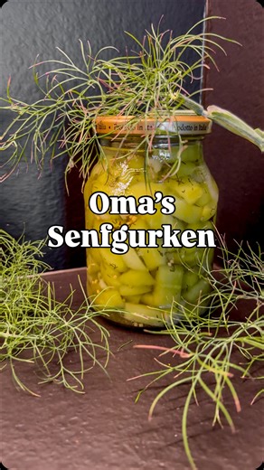 Sabina Frauscher on Instagram: "SENFGURKEN wie von meiner Oma 🥒💛 Der Geschmack meiner Kindheit – süß, sauer, würzig und voller Erinnerungen! Rezept für ca. 4 kg Senfgurken: 🥒 4 kg feste Gurken – schälen, vierteln, entkernen, schneiden 🧂 Mit 3–4 TL Salz bestreuen, abdecken und mindestens 2 Std. stehen lassen (“sie müssen rean – also weinen”) 🧻 Wasser abgießen, Gurken gut abtupfen 🫙 Sud aufkochen aus: 1 l Weißweinessig 1 l Wasser 800g-1kg Zucker 2 EL