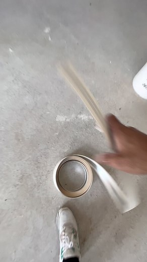 Collage d’une bande armée avec les bandes semin , calculer lol couper et c’est parti un coup avec les échasses et oui plus rapide :) bonne semaine 🔥🔥#collage #haut #built #gesso #placoplatre | Damien Rosas