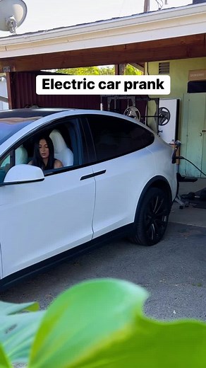 Husband pretends he’s getting zapped by car | Eva and Javier