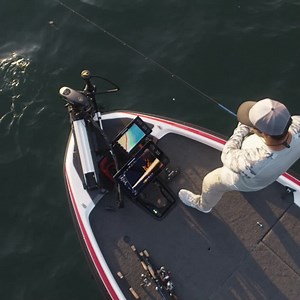 New MEGA Live Imaging™ TargetLock™ locks on to structure, even while your boat is moving or anchored using Spot-Lock®. | Humminbird