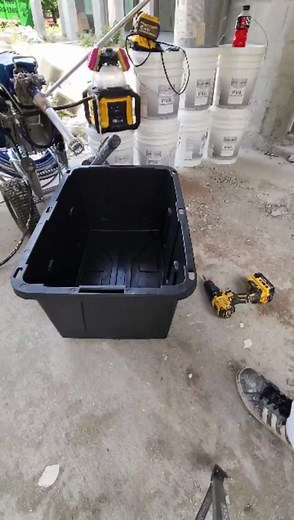 Great setup here by @Painting By Juan. He’s using a 723 LP tip and utilizing the benefits of the #graco Ultra Max II 695 ProContractor Series including the QuikReel hose management system and BlueLink app.