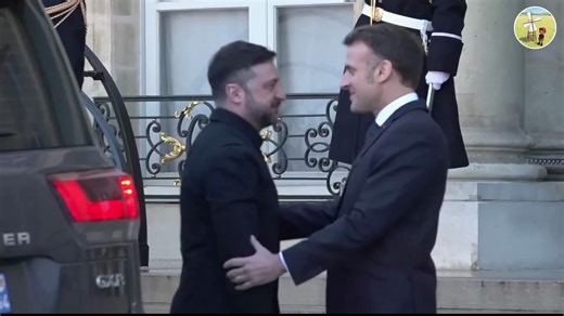 马克龙在意愿联盟会议前迎接泽连斯基，两人热情相拥，泽连斯基高兴的走错道，马克龙赶忙拉回_腾讯新闻