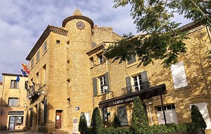 Depuis 68 ans, Châteauneuf-du-Pape « interdit l’atterrissage des soucoupes volantes »