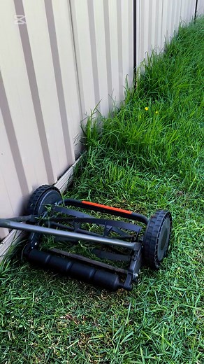 Gumbootfamily on Instagram: "THICK GRASS vs Flymo H40 hand push mower. Cutting thick grass at edge of fence with a hand push reel mower. #reelmower #pushmower #manual #lawnmower #lawn #grass #review #yardwork"