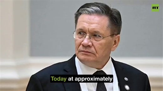 速報ロシアの国営原子力企業ロスアトムが、イランのブシェール原子力発電所における核事故のリスクが深刻に高まっていると警告しています。事態は非常に緊迫しており、現地の今日の午前7時20分ごろ、ついに発電所の物理的な防護区画の内側へ直接攻撃が行われました。この攻撃によって、発電所の警備員とみられる職員に初めての犠牲者が出たことが確認されています。これが偶然の着弾だったのか、あるいは意図的な狙い撃ちだったのかは不明ですが、現実に防護網が破られたという事実は重く、核関連の重大なトラブルが発生する危険性は日に日に増しているのが現状です。この事態を受けて、もともと予定されていた大規模な避難計画が前倒しで実行されました。攻撃からわずか20分後には、198名のスタッフを乗せたバスの第一陣がブシェールからイラン・アルメニア国境に向けて出発しており、現場の緊迫感は最高潮に達しています。