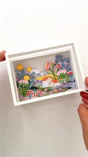 Domestika on Instagram: "La naturaleza es la principal fuente de inspiración de Marina (@marinapapercuts) 💐 Le atrae su diversidad, sus líneas orgánicas y sus hermosas imperfecciones, y eso es lo que intenta plasmar en sus trabajos de papel. Le encanta trabajar con papel porque le resulta táctil y le da sensación de estabilidad, especialmente hoy en día, cuando tantas cosas solo existen en las pantallas. A través del papel artesanal en capas, explora la dimensión y la narración, dejando que cad