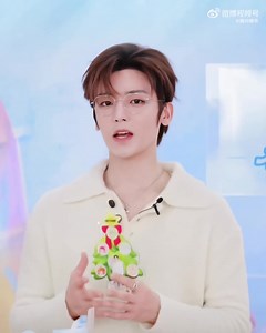 Hầu Tử chia sẻ một chút về những dự án sắp tới trong buổi livestream hôm nay: “Trước hết, mọi người có thể mong đợi 《Ngọc Minh Trà Cốt》 và 《Tiêu Dao》 sắp ra mắt trong thời gian tới. Sang năm sau, cũng sẽ có 《Tước Cốt》 và bao gồm cả 《Bích Huyết Thiền》 đang quay. Ngoài ra còn có các sân khấu âm nhạc, cùng với nhiều ca khúc đơn đang trong quá trình chuẩn bị và lên kế hoạch. Mọi người có thể mong chờ một chút.” MC sau khi nghe Hầu Tử chia sẻ có các ca khúc cũng đang trong quá trình chuẩn bị, cũng đị