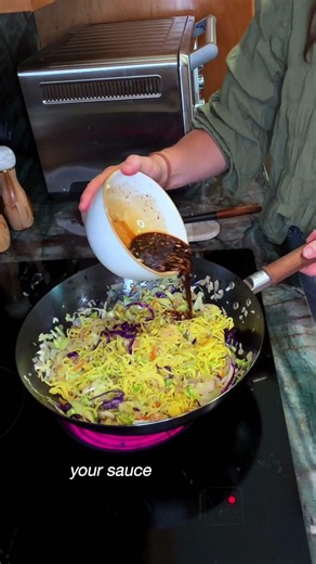 Panda Express chow mein at home & only 141 calories per serving!#chowmein #healthytakeout