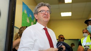 Jean-Luc Mélenchon : quand il imite la chanteuse Wejdene sur TikTok pour se payer Emmanuel Macron - Closer