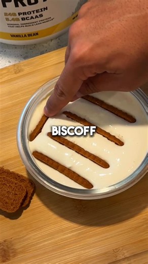 Hoss Sobhani - Online Fitness Coach on Instagram: "🔥 NO BAKE PROTEIN BISCOFF CHEESECAKE 🔥 Check out my cookbook for more fitness desserts just like this! ✨Link in Bio! INGREDIENTS: 👇🏽 *comment biscoff and I’ll send you the exact amounts I used* @levelsprotein vanilla protein powder 0% plain Greek yogurt light cream cheese Biscoff cookies INSTRUCTIONS: 👇🏽 -mix all ingredients together in a container -place cookies into the mixture -refrigerate for at least 2 hours -enjoy! MACROS: 👇🏽 (per 