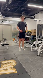 Use this 4-tier jump circuit to improve your vertical ⬇️a) Pogo Jumpsb) DB Jumpsc) Box Jumpsd) Single Leg Bench Jumps3-4 sets per exerciseStart with 30 reps & accumulate volume over time