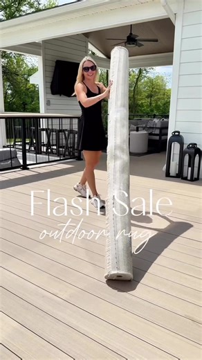 Flash Sale on our rug - 48% off! It’s an indoor/outdoor rug perfect for pulling together your patio and making the space feel cozy🌿☀️