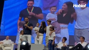 42K views · 3.3K reactions | El eterno capitán Sebastián #Viera casi no puede dar su discurso por la arengas con su nombre y el apoyo de los junioristas. El uruguayo estuvo acompañado de su familia. | Habla Deportes | Facebook