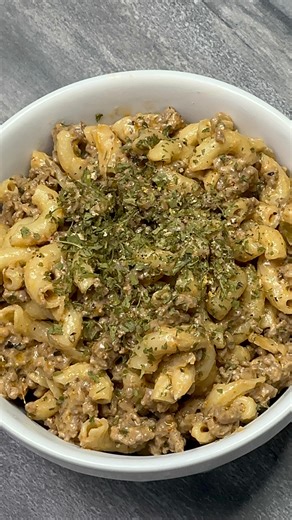 Easy Beefy Tomato Pasta 🧅🧀🌿 Find this recipe on Pepper the app or comment “BEEF” for the link! This is the perfect dinner to make for a large group or for meal prep, especially on a time crunch 🤌 👩‍🍳 Recipe by: Jennifer Tillman (@/JacksGirl) on Pepper the app 🌶️ | Pepper the App