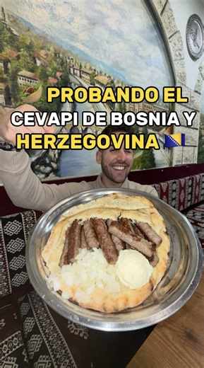 🍖 OMG… ¡qué bueno está esto! 🤤 🇧🇦 Ċevapi es uno de los platos más icónicos y representativos de Bosnia y Herzegovina — y si vas, tienes que probarlo sí o sí 👇 🔥 Son pequeñas salchichas de carne picada a la parrilla (normalmente mezcla de ternera y cordero), con ese sabor jugoso y ahumado que te explotará en la boca 🍽️ 🥖 Se sirven normalmente en somun o lepinja, un pan plano y esponjoso perfecto para empujar cada bocado lleno de jugo… 🧅 con cebolla cruda, un poco de kajmak (crema tradici