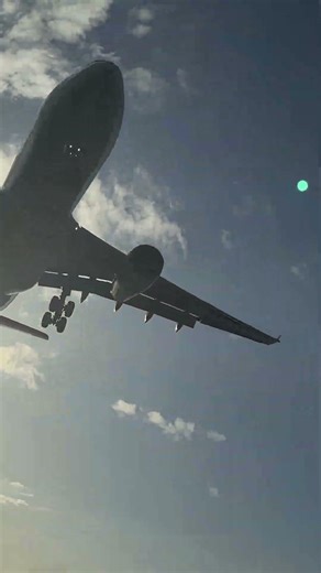 Air Mauritius landing at réunion island 🇷🇪🌿