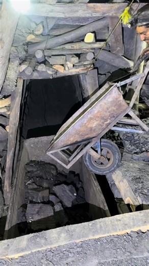 You Won’t Believe What Happens Underground! #undergroundmining #Minecraft #blackdiamond #hiddentreasures #minetunnel | Rock Salt