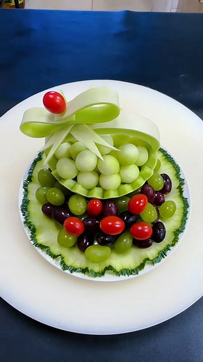 Hami melon creative fruit platter #FruitVegShaping #CreatorProject #CreativeFruitPlatter #FancyFruitCut | hmmu
