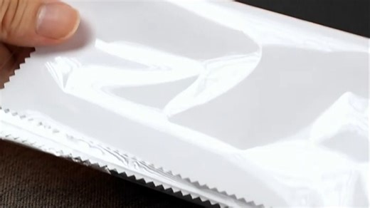 这款罗技G815无线机械键盘三面流光设计，颜值在线又不刺眼，灵感激发不伤眼，日常打字游戏双兼顾，RGB灯效点亮创意时刻！