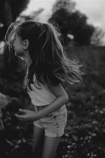 Une séance photo famille, ce n’est pas juste un moment devant un appareil. C’est un morceau de vie dont on décide de garder une trace pour plus tard. 💰 Mais voila la question qui revient toujours finit par arriver : Combien ça coûte, concrètement ? Pour cette séance photo Sabrina a pris ma formule “Break”. C’est une séance courte et donc très abordable. Elle coûte 165€. Elle dure 30 minutes. Elle se fait non loin d’Avignon, dans mes spots favoris pour avoir un point de vue magnifique sur le cou