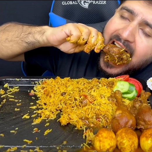 ASMR: EATING SPICY CHICKEN CURRY🔥 BASMATI RICE || #shorts #mukbangn#asmreating #mukbangasmr #asmr