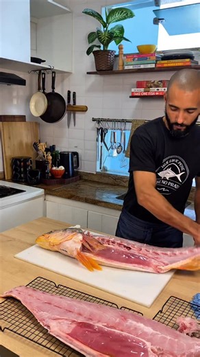 Esse negócio de fazer moqueca com cação aqui não!!!! Conheça peixes que são muito melhores 1.Namorado Carne branca, delicada e firme. Espinhas simples e fáceis de remover. Fazer moqueca com esse peixe não tem erro. 2.Garoupa (conferir período de defeso) Carne branca, adocicada e muito suculenta. Aguenta calor sem esfarelar e tem poucas espinhas. Peixe nobre usado em moqueca de bons restaurantes. 3.Pintado Um dos melhores peixes de água doce do Brasil pra moqueca. Carne firme e sabor equilibrado,