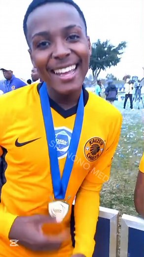 This is a Kaizer Chiefs squad of 2022 in the Dstv Diski Challenge. They had the likes Puso Dithejana, Omega Mdaka, Mfundo Vilakazi, Wandile Duba Most of these players are playing for the senior teams This video was taken after their 2-0 over Stellenbosch in the Diski Shield tournament | Luvo Sponono Somsakazo MfokaMlobeli