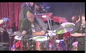 LIBRE Y MANNY OQUENDO - SAOCO Manny Oquendo, maestro percusionistra de origen puertoriqueño, nació en Brooklyn, desde temprana edad cultivó su afición por los cueros. Por su destreza ha grabado o tocado con reconocidas y consagradas agrupaciones como las de: Tito Rodríguez, Tito Puente, Larry Harlow, Johnny Pacheco, Joe Cuba, Israel López “Cachao”, José Curbelo, Alfredito Valdés, Charlie Palmieri, Eddie Palmieri, Chico O’Farrill, Mon Rivera, Beny Moré, Machito, Bobby Capó, Grupo Folklórico Exper