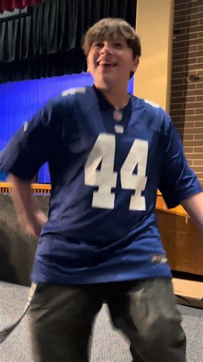 mikey teaches EVERYONES new dance method | nikki.mariee44