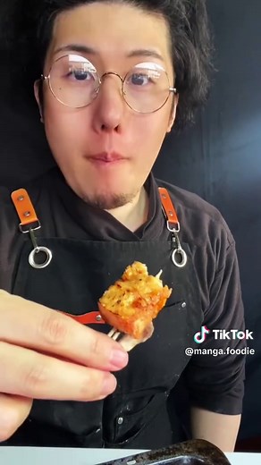 マインクラフトからスティーブの溶岩チキン再現してみた Steve's Lava Chicken in Real Life🍗 流行りに便乗してマインクラフトの溶岩チキンを作ってみました 本物の溶岩で作っている人がいたら教えてください 【材料🛒】 ☑︎ 鶏もも肉１枚（３００ｇ前後） ☑︎ 鶏むね肉１枚（４５０ｇ前後） ☑︎すりおろして水気を切った玉ねぎ１個分 ☑卵白１個分 ☑パン粉大さじ５ ☑牛乳大さじ３ ☑塩コショウ７ｇ ☑砂糖大さじ１ ☑マヨネーズ大さじ５ ☑長ネギの白い部分１本分 ☑おろし生姜大さじ１ ☑醤油大さじ１ ☑片栗粉大さじ１ 【タレの材料🛒】 ☑醤油大さじ４ ☑みりん大さじ４ ☑砂糖大さじ２ ☑酒大さじ２ ———————————— 【作り方🍴】 ❶鶏肉をミキサーにかけて長ネギをみじん切りにしておく ❷材料をすべて混ぜ合わせてこねる →細かくなっていない鶏皮は除いておく ❸ クッキングシートを敷いた天板の上に肉ダネを広げる ❹１８０度のオーブンで１５分焼く →内部の温度が８０度になっていれば安全 ❺タレの材料を鍋に入れて半分の量になるまで加熱する ❻パーツを切り出して