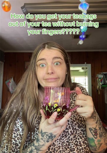 Hello pls send help 🆘 I burn my fingers every single day. I’ve used a spoon, fork etc but like you have to get the water out of the bag😭😭😭😭💀#tea #teatok #teatime #teabag #fyp