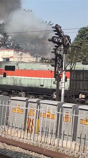 Goods train wdm 3d k sath full smoke krte huye #indianrailways #indian #railway