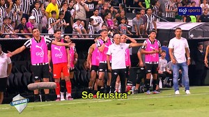 🏟️¡El Clásico Blanco y Negro desde otro punto de vista! 🙌Reacciones, festejos y enojos en ambos banquillos, Gastón Olveira, espectador de lujo y Gerardo Pelusso registrando todo con su smartphone. 😆Un Roque, Tacuara y Martín muy activos en la banca hasta el gol de Fernández sobre la hora. | Tigo Sports PY