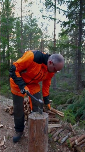 Axe Workout – Making Firewood in the Forest