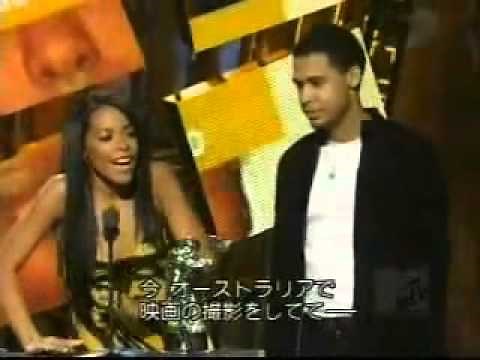 Aaliyah accepting an award at the 2000 MTV VMAs