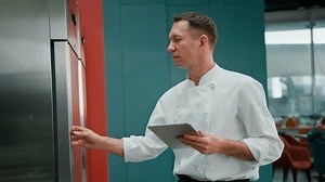 Professional Chef Using Tablet Computer Recipes Stock-video (100 % royaltyfri) 1102947661 | Shutterstock