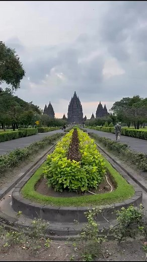 Ove srijede Edin nas vodi u Prambanan, kompleks hinduističkih hramova na ostrvu Java, u Indoneziji #rtcg #tvcg #okosvijetasaedinomkrnicem #indonesia #java #prambanan | RTCG