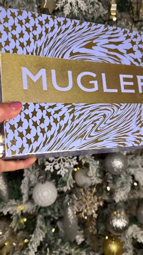 Scarlet on Instagram: "AD Entering the iconic universe of 𝗠𝗨𝗚𝗟𝗘𝗥 — where fragrance becomes a statement ✨ I’ve been lucky enough to experience two legendary scents that couldn’t be more different… 𝗔𝗡𝗚𝗘𝗟 and 𝗔𝗟𝗜𝗘𝗡. 💙 𝗔𝗡𝗚𝗘𝗟 Eau de Parfum is indulgent and comforting, with dreamy notes of caramelised sweetness, vanilla and patchouli. It’s rich, magnetic and leaves a trail that feels confident and bold. 💜 𝗔𝗟𝗜𝗘𝗡 Eau de Parfum is radiant and intense. A striking blend of jasmi