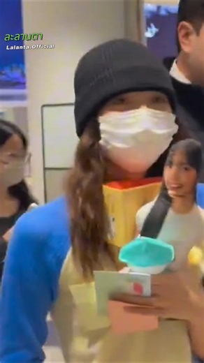 Lisa returns to Korea and is trolled by fans at the airport. #blackpink #lisa #ลิซ่า