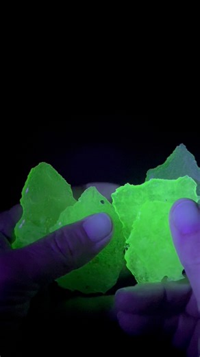 16K views · 261 reactions | Making uranium glass arrowheads #flintknapping #arrowheads #glassart #uraniumglass | Blonde Okie | Facebook