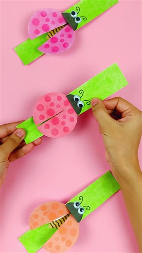 Ladybug paper craft 🐞 printable on my site: https://www.hellowonderful.co/post/paper-ladybug-craft/ #papercrafts