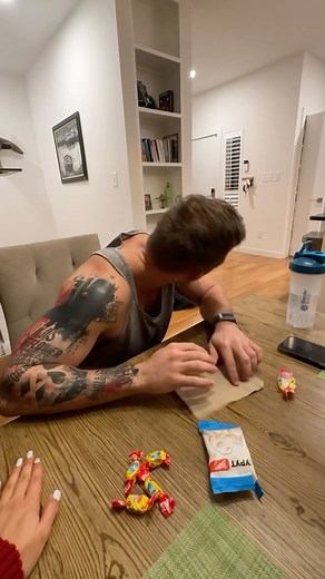 Mariya Max on Instagram: "Bolaligimda man yaxshi korgan narsalarimni, Amerikalik dostim tatib korishi."